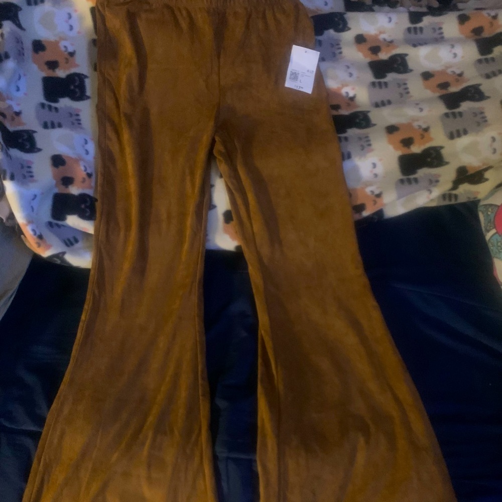 Super adorable suede pants  🥰